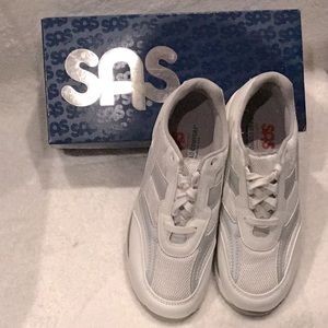 SAS Tour Mesh Silver and White Athletic Shoes Size 8.5 M EUC